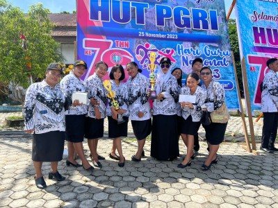Upacara HUT PGRI sekaligus penerimaan hadia lomba Gale-gale