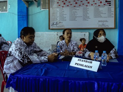 penyusunan Evaluasi Diri Sekolah (EDS) 8 Standar nasional pendidikan SMAN1RA