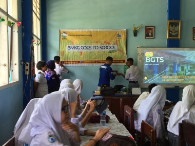 Pemasangan spanduk sosialisasi