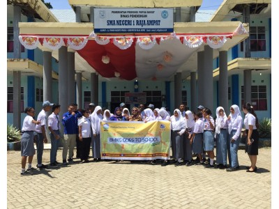 Foto bersama didepan sekolah