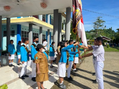 Penyerahan dari pembawa bendera Kepada Pengurus Osis Lama